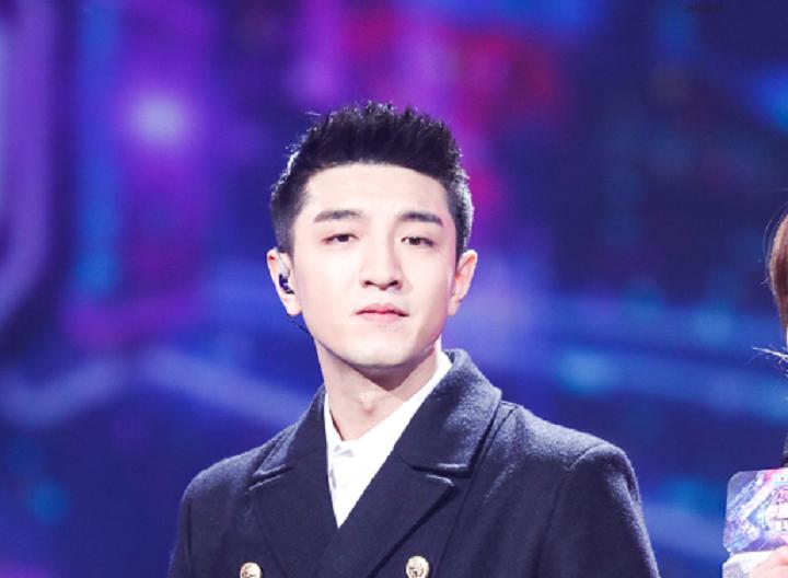 金瀚后台穿军装唱歌,金瀚rap披荆斩棘