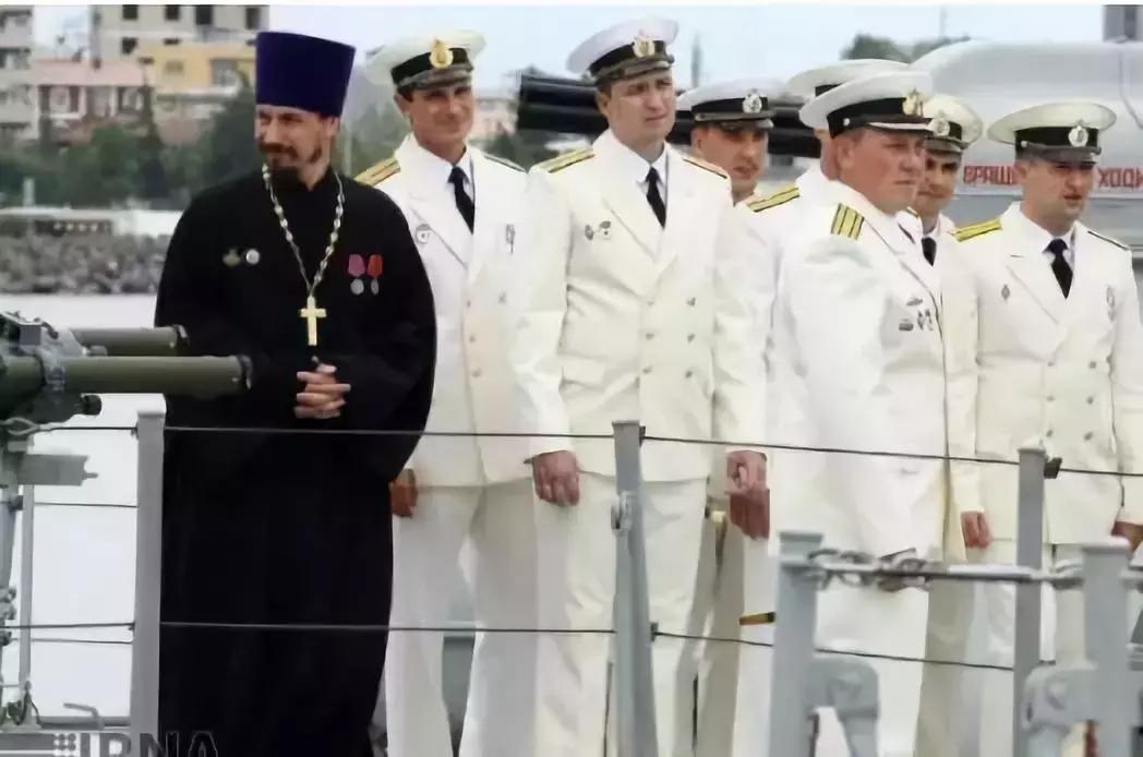 奇葩！5.7米的高粱引村民烧香祭拜，各国军营里迷信有哪些？