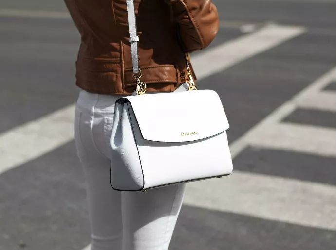 女生第一只轻奢包该买哪个牌子,第一只千元轻奢包怎么选