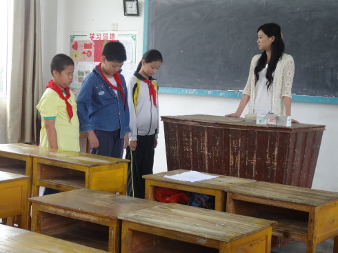 学生发敲打表情后续,学生暴怒反击老师教育