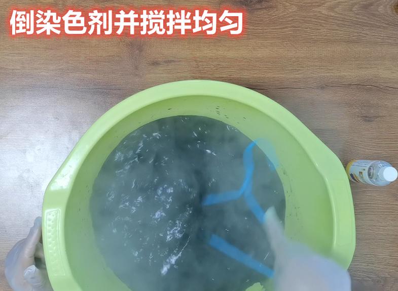 黑色被84腐蚀变色的衣服怎么复原,浸泡掉色的衣服可以恢复吗