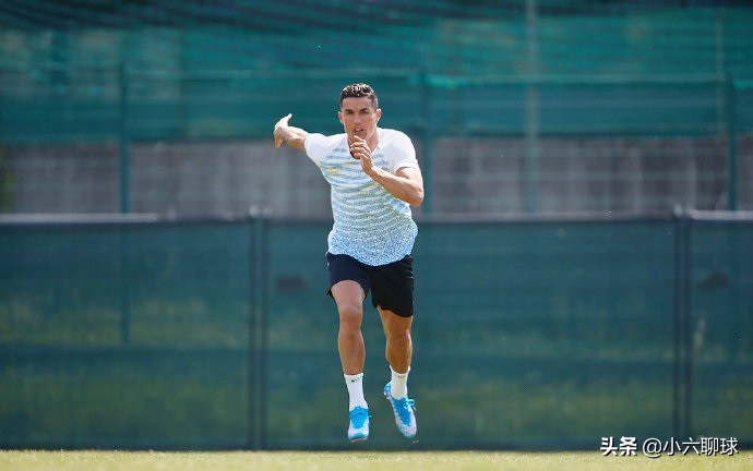 武磊给c罗的祝贺,c罗给武磊的祝贺