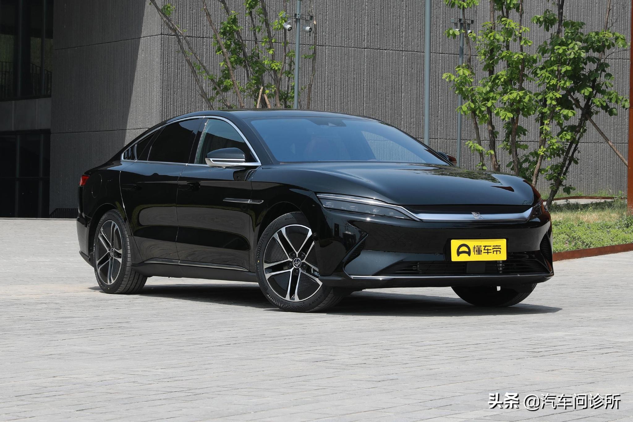 混动和纯电动汽车该如何选择,混动和纯电动汽车有什么区别