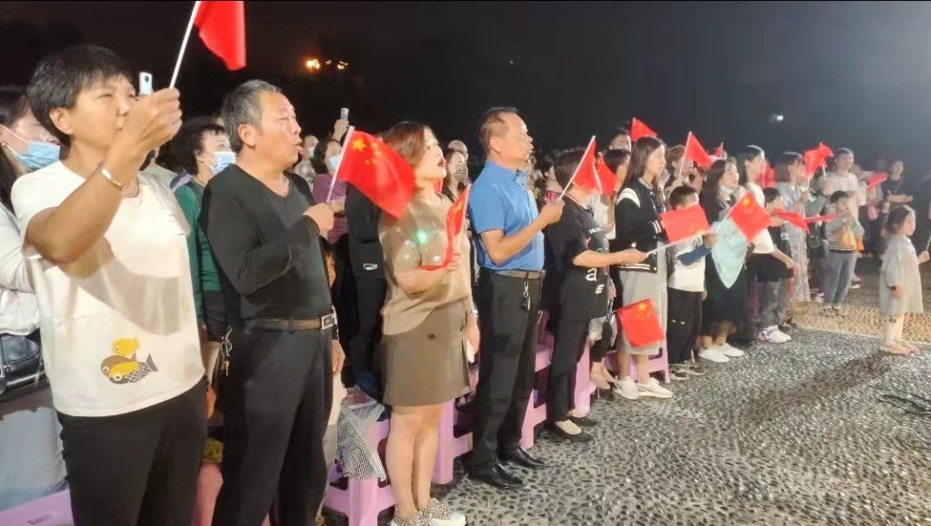 国庆期间，巩义市市民文化广场节日氛围浓