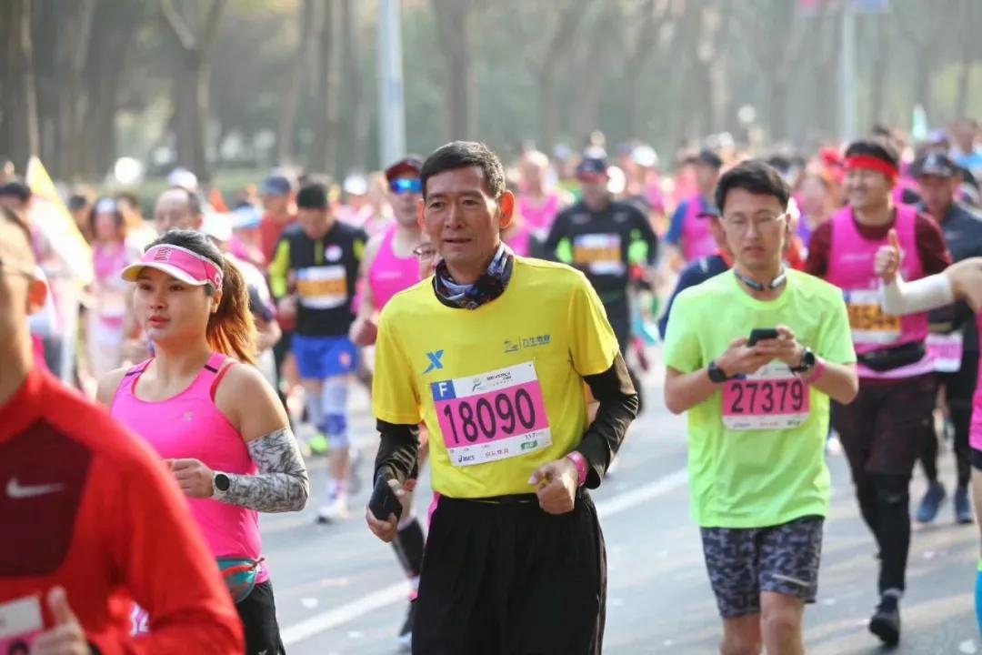 69岁确诊癌症晚期跑马拉松,6年跑了马拉松抗癌老人