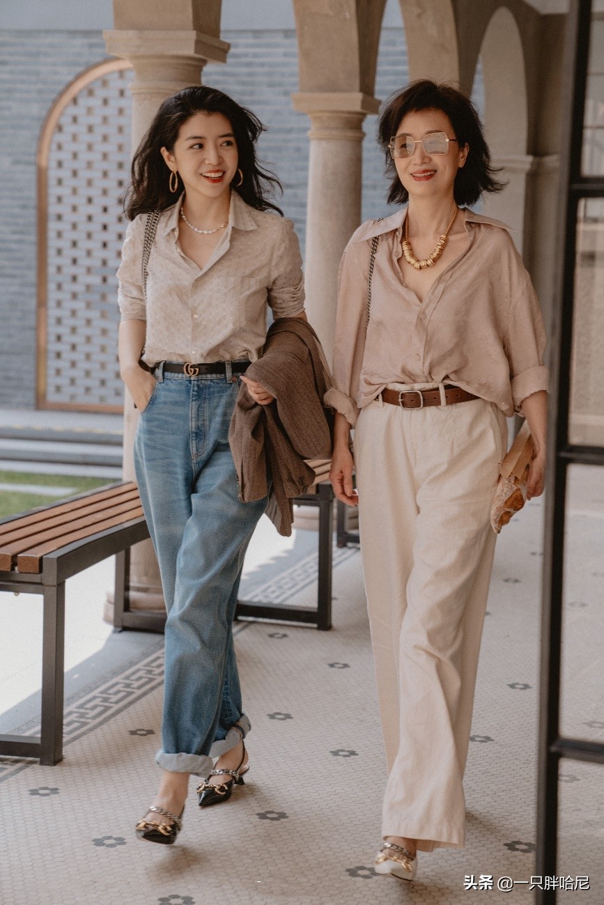 50岁女人穿t恤配牛仔裤好看吗,50岁的女人穿搭要做减法