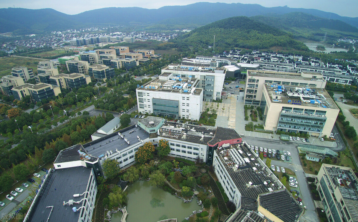 喜欢科技类计算机该选哪些大学,喜欢高新技术选哪个专业