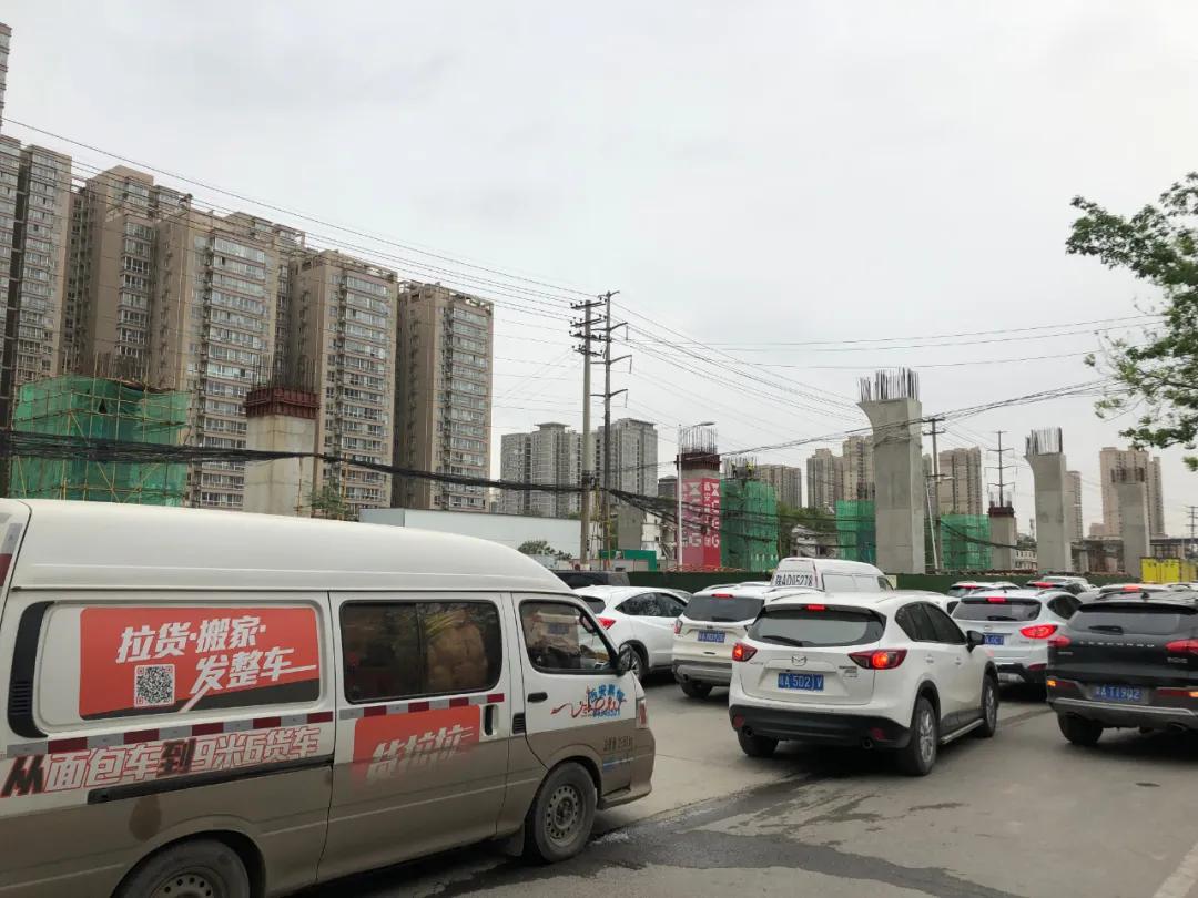 西郊堵车的视频,西郊交通路况