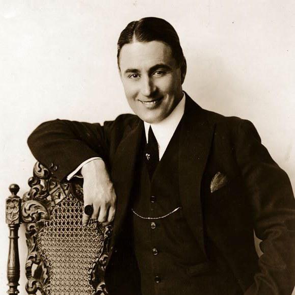 他5岁登台表演，12岁丧父13岁流浪街头，1个跌跤迎来喜剧人生