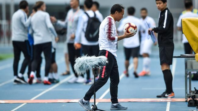 浮躁的中国足球人：职业裁判屡戏鲁能，体育精神拷问铁汉