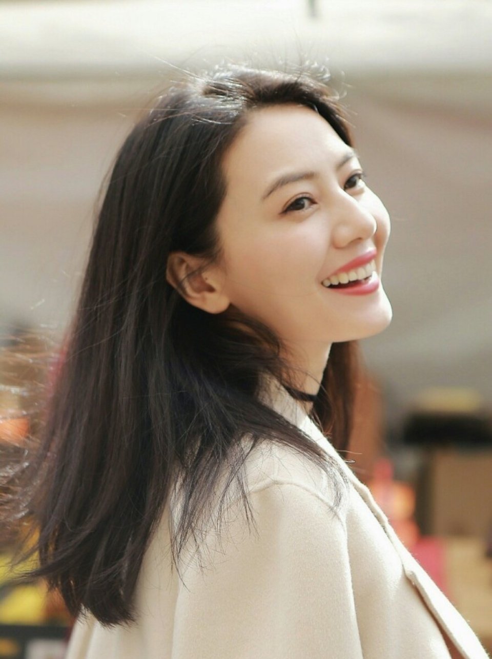 圆脸2022年减龄气质卷发发型中分,中分大圆脸女生适合的发型