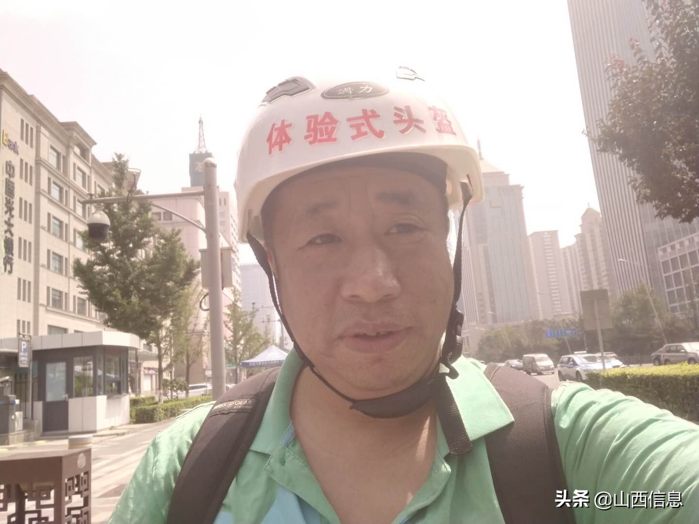 共享电单车专用头盔,共享电动车戴头盔骑行视频