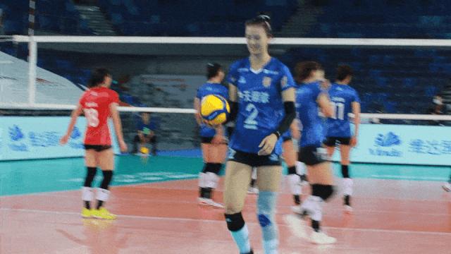 真帅了！张常宁发球动作真炫酷，6转6拍一击命中