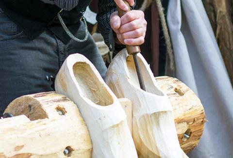 穿着木鞋前进的荷兰人