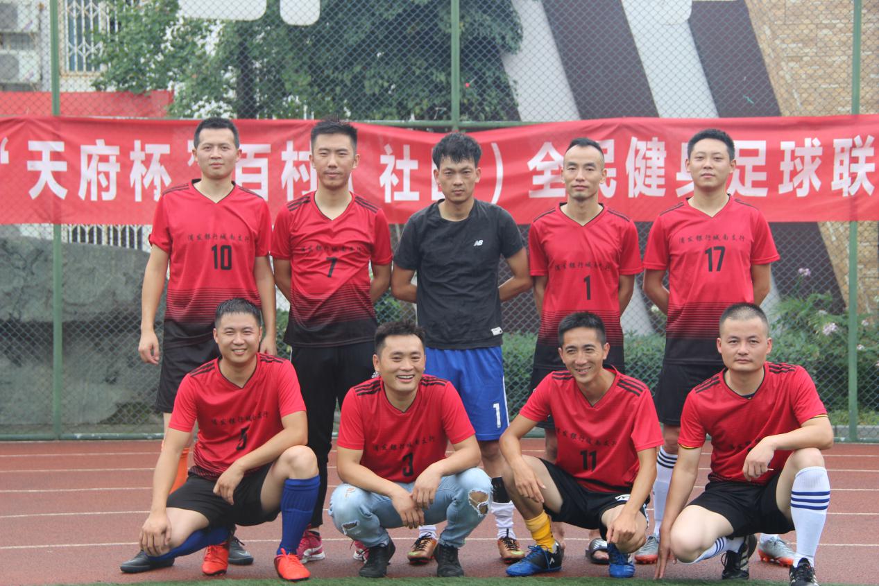 真正的足球精神让人热血沸腾,无畏风雨乘风破浪