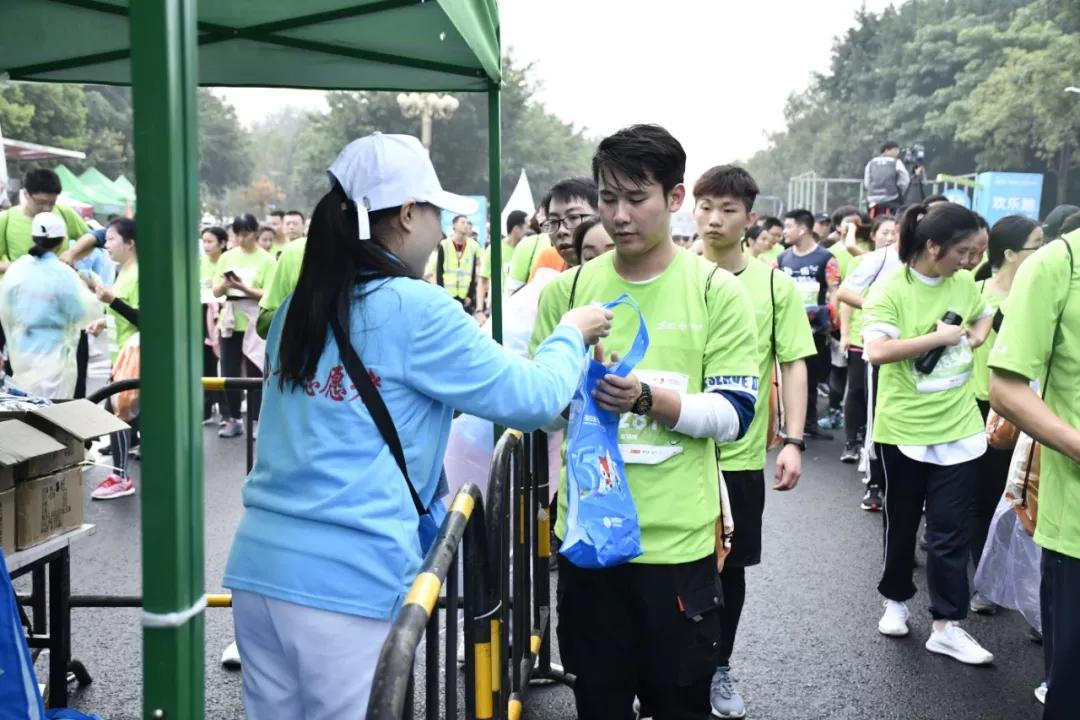 在街头当志愿者,凌晨四点出门当志愿者