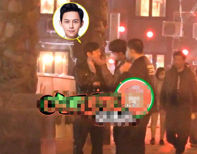 何炅十指相扣摸脸,撒贝宁被何炅摸脸