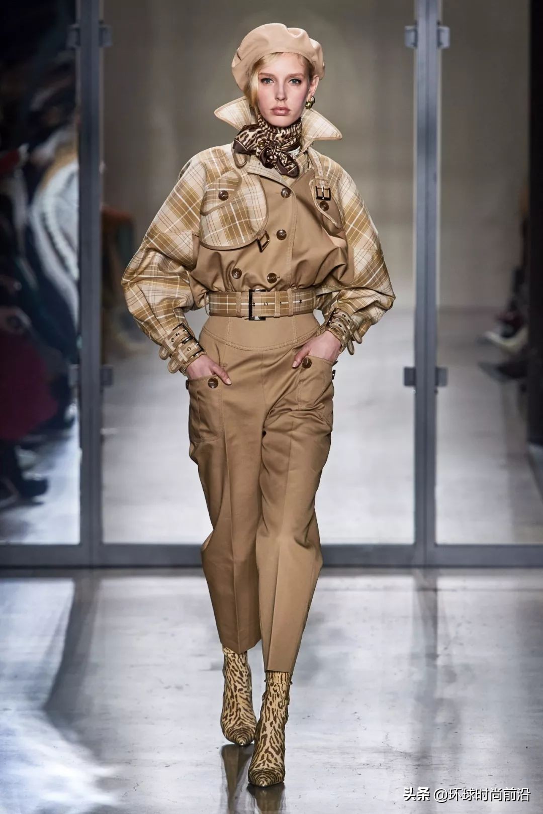 适合冬季脸大显脸小的帽子 (大圆脸适合什么帽子秋冬)