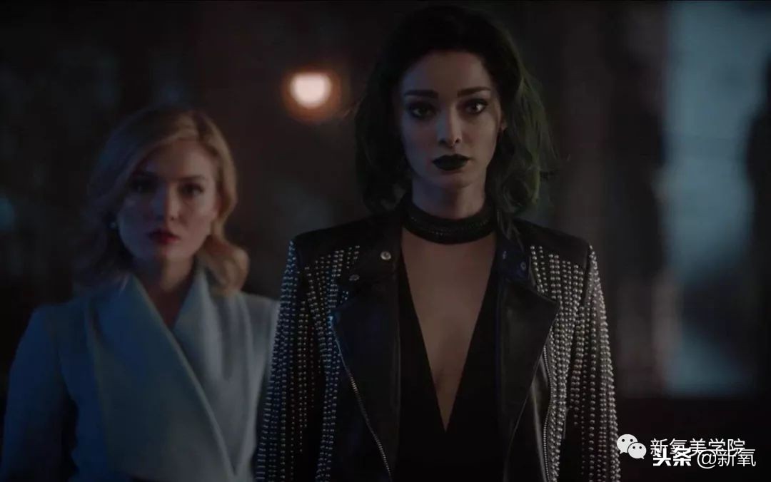 谭松韵蓬松的头,谭松韵摘掉眼镜打扮后惊艳出场