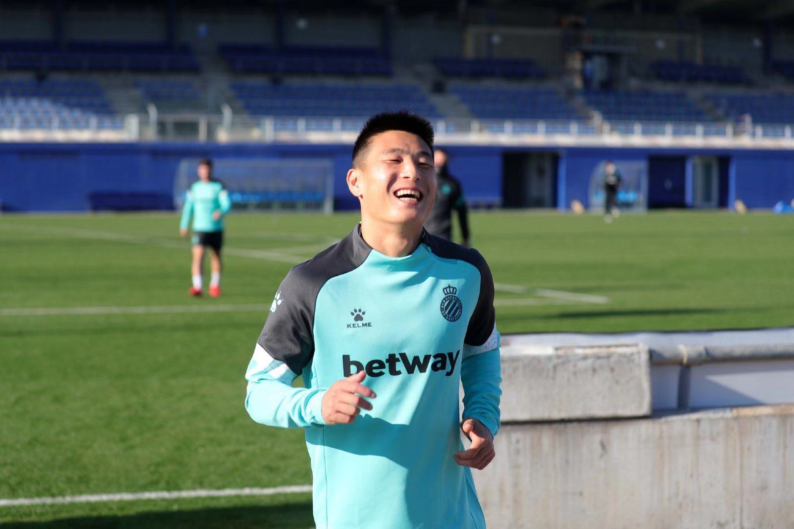 中国男足2-1泰国武磊三次错失单刀,武磊欧洲高光时刻足球