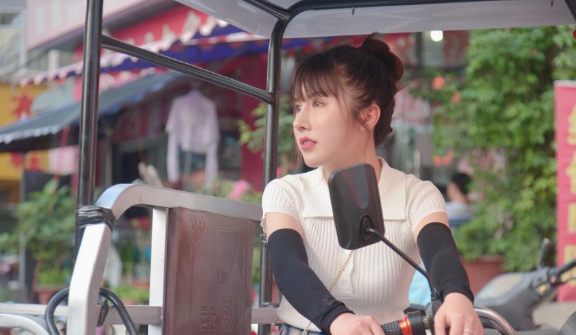 河南女子摆摊卖寿司走红,顾客调侃:味道很一般,但老板娘好看