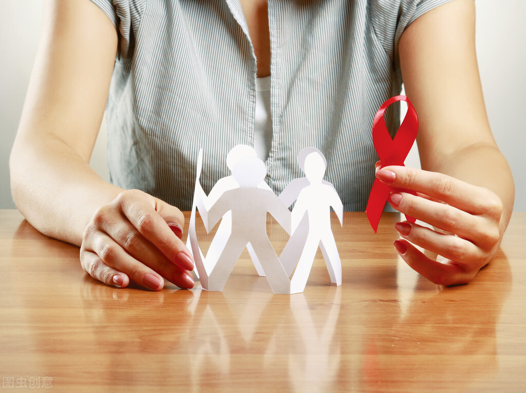 无意中得知大学室友检测出了HIV他却瞒着我们，有点儿害怕该咋办