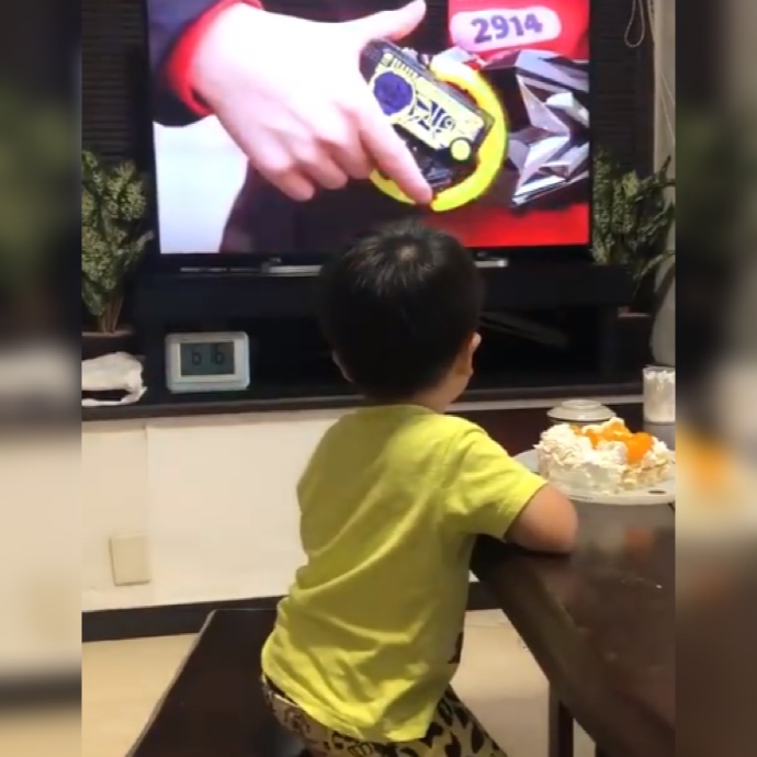 暖心儿子给爸爸生日礼物,爸爸给儿子最好的生日礼物