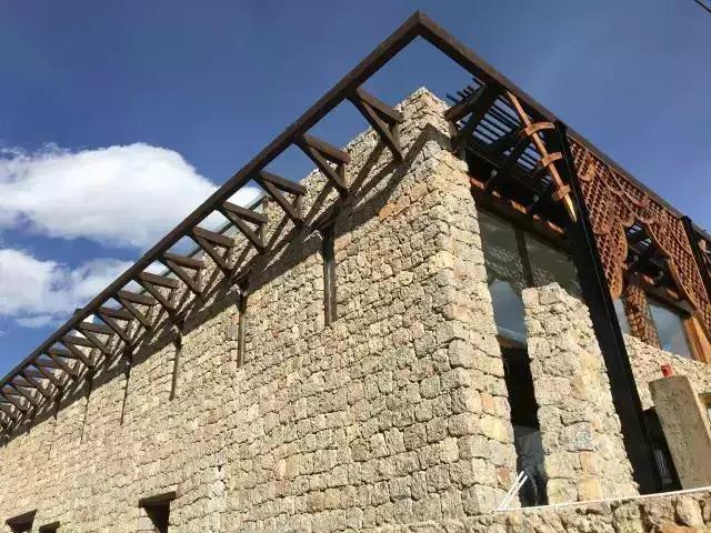 49岁大叔建石头房,50岁大叔花了2800娶个媳妇