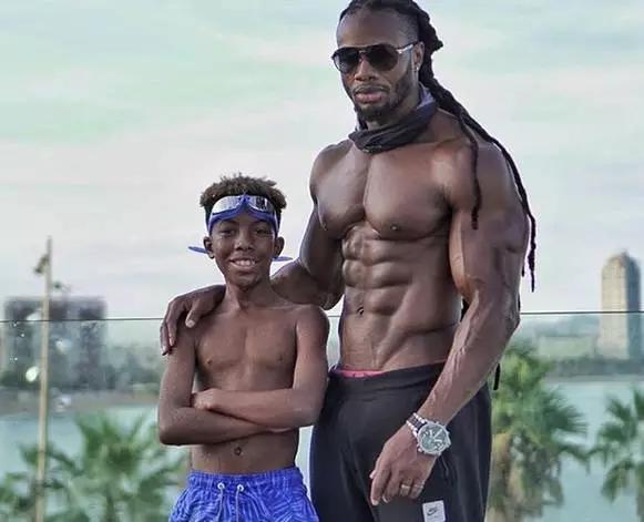 大屌哥的儿子小小年纪就已经练成了肌肉男,真是虎父无犬子