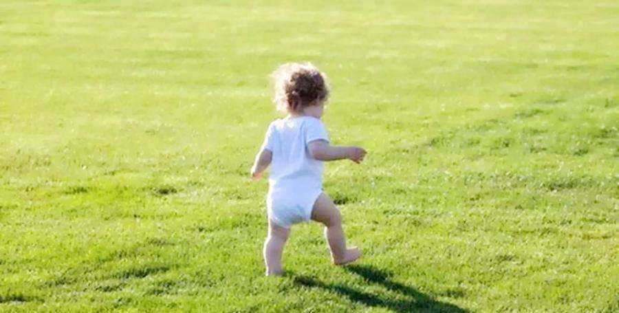 宝宝不愿意抱奶奶怎么办,宝宝不愿意学走路老要抱