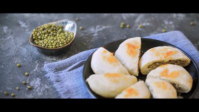 在家也可以做出酥脆的绿豆饼了,在家自制酥皮冰绿豆饼不用烤箱
