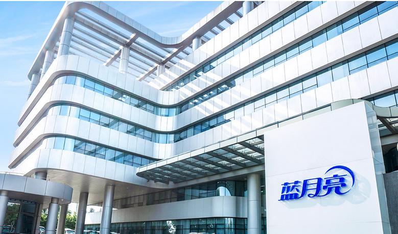 白鸽洗衣液和蓝月亮洗衣液哪个好 (蓝月亮洗衣液排名第一名)