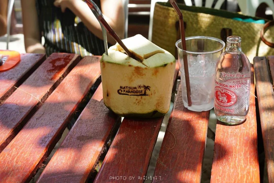 美国艺术家老夫妇定居苏梅岛十年，教游客画垃圾桶，唤醒环保意识