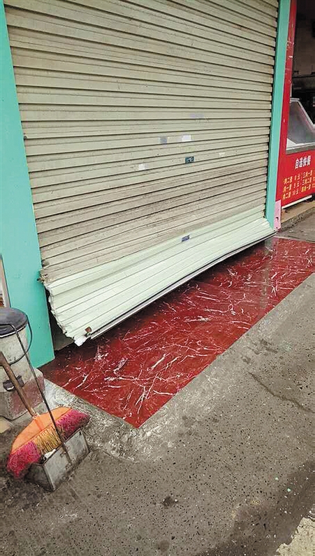 监控视频曝光!南宁一条街上8家临街奶茶店被*贼毛**光顾