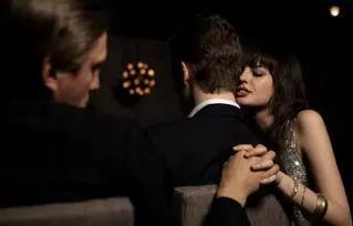 23岁女子一月来五次月经，查出宫颈癌，家长痛哭：是男人害的