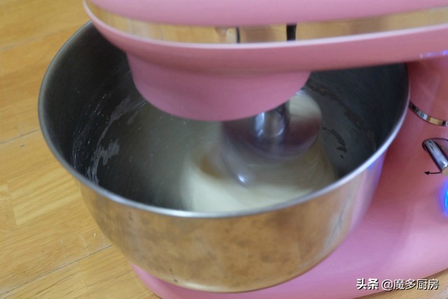 制作松软黄油面包不用太多牛奶,这个面包方子非常好