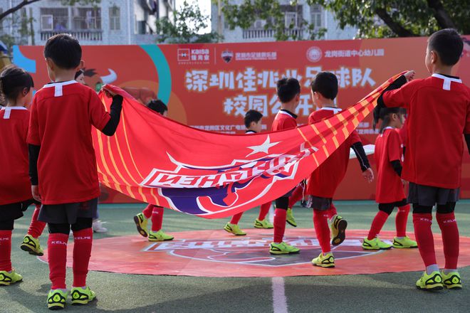 捐百万广告位，3国脚进大山支教孩子狂喜：足球是啥？