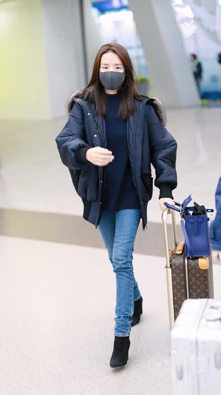 章泽天银色外套,章泽天戴帽子粉色衣服