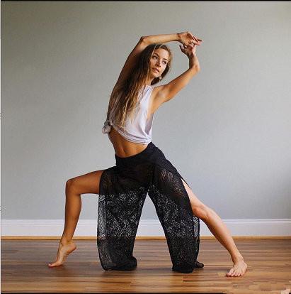 白色t恤尽显优美马甲线，可爱女孩方圆，让运动成为生活中的习惯