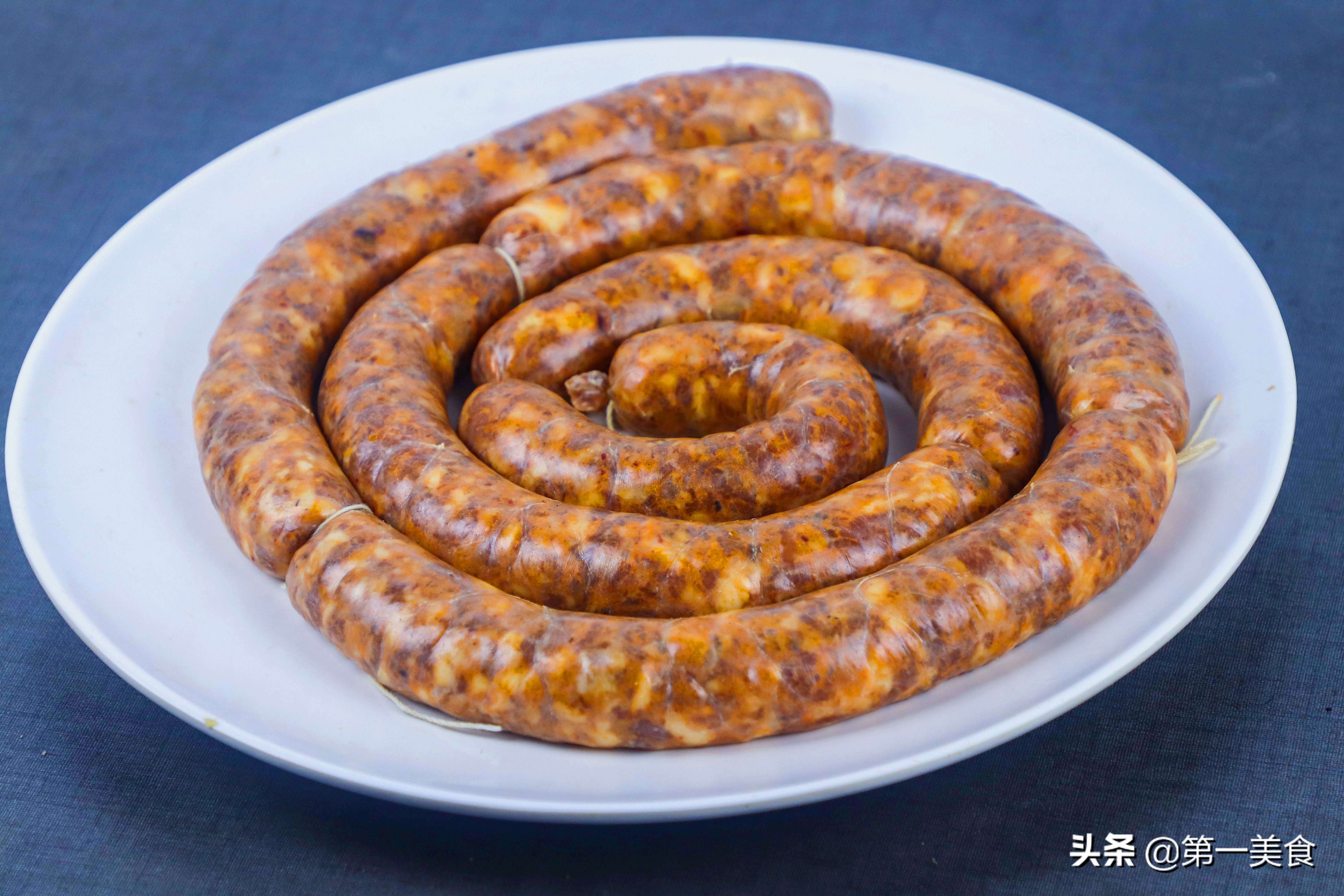 自制香肠的家常做法10斤肉多少盐,自制香肠是煮熟保存还是生的保存