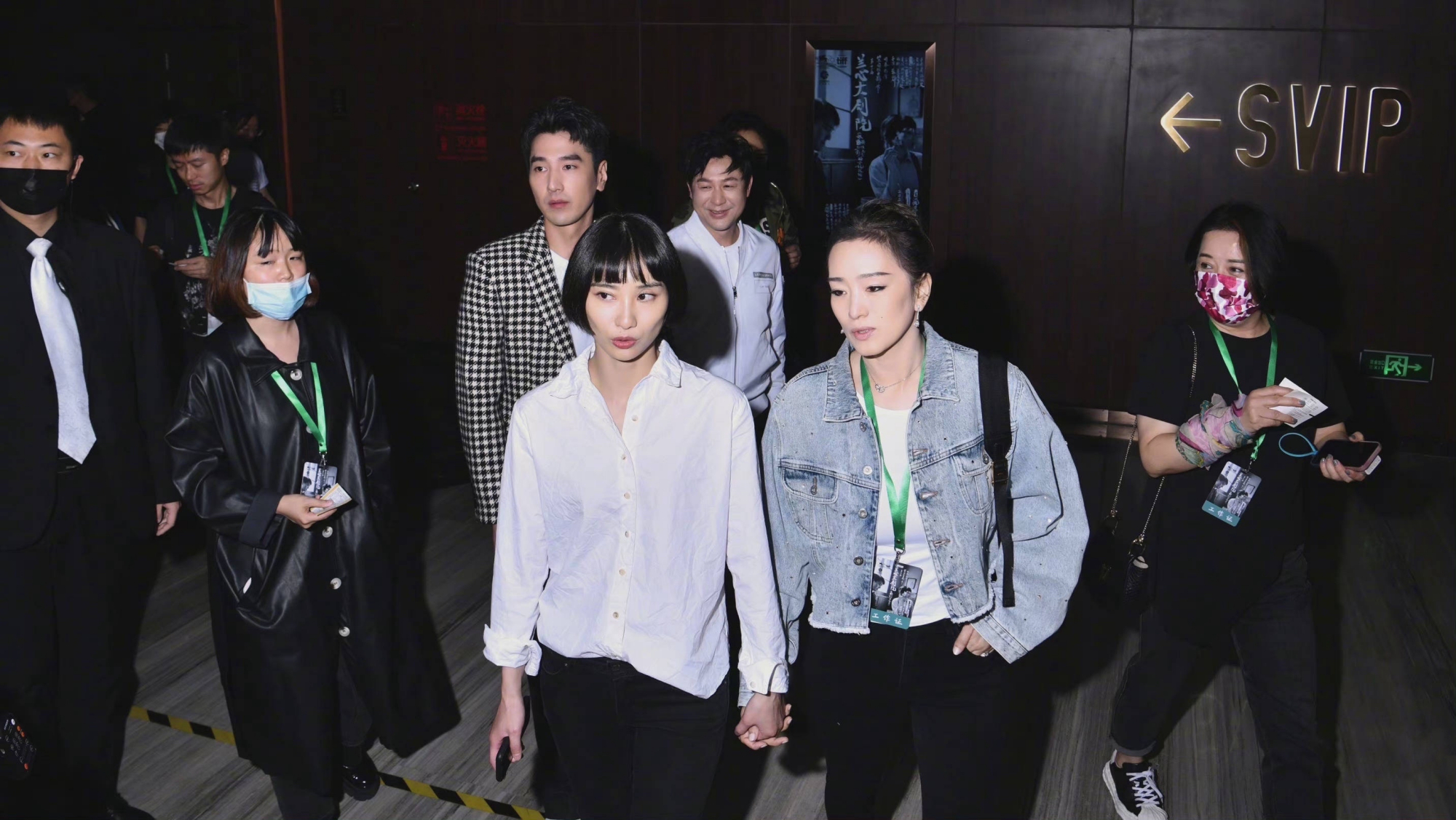 巩俐白衬衫配黑长裙,巩俐白衬衫配黑裙真是美炸了