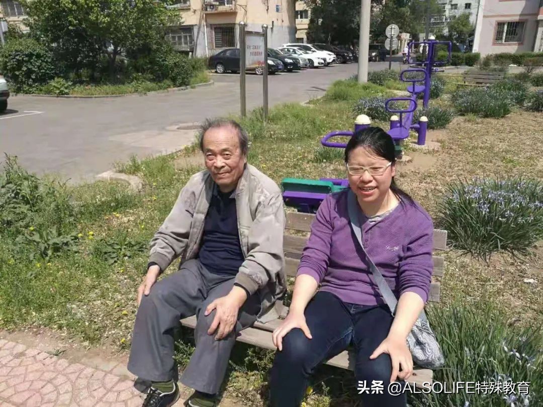 双盲6年，自闭症外孙女成为姥爷的“眼睛”