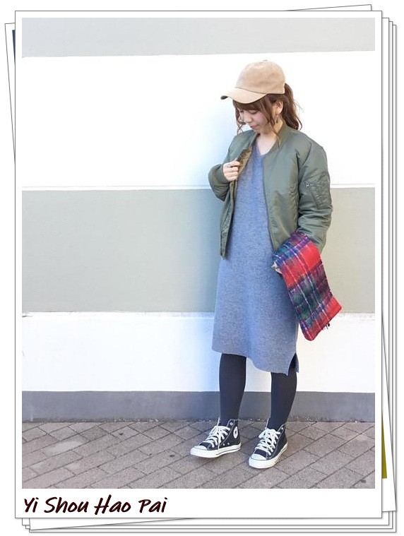 深色格纹围巾搭配啥颜色衣服,红色格纹围巾系法