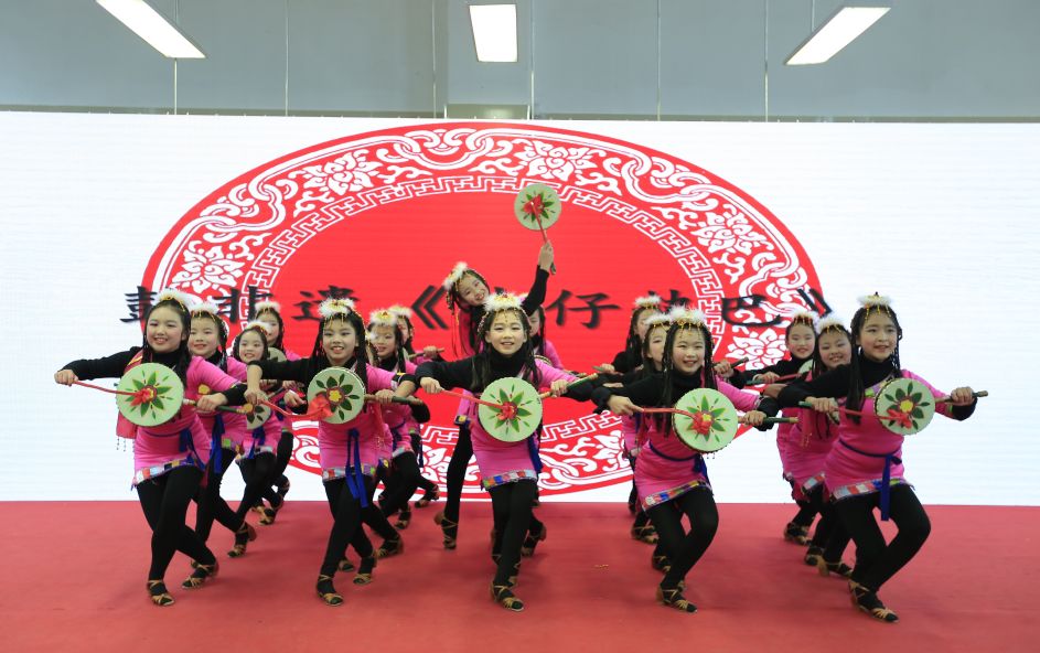 今天，华林小学的孩子们比看到雪还兴奋，原因是？