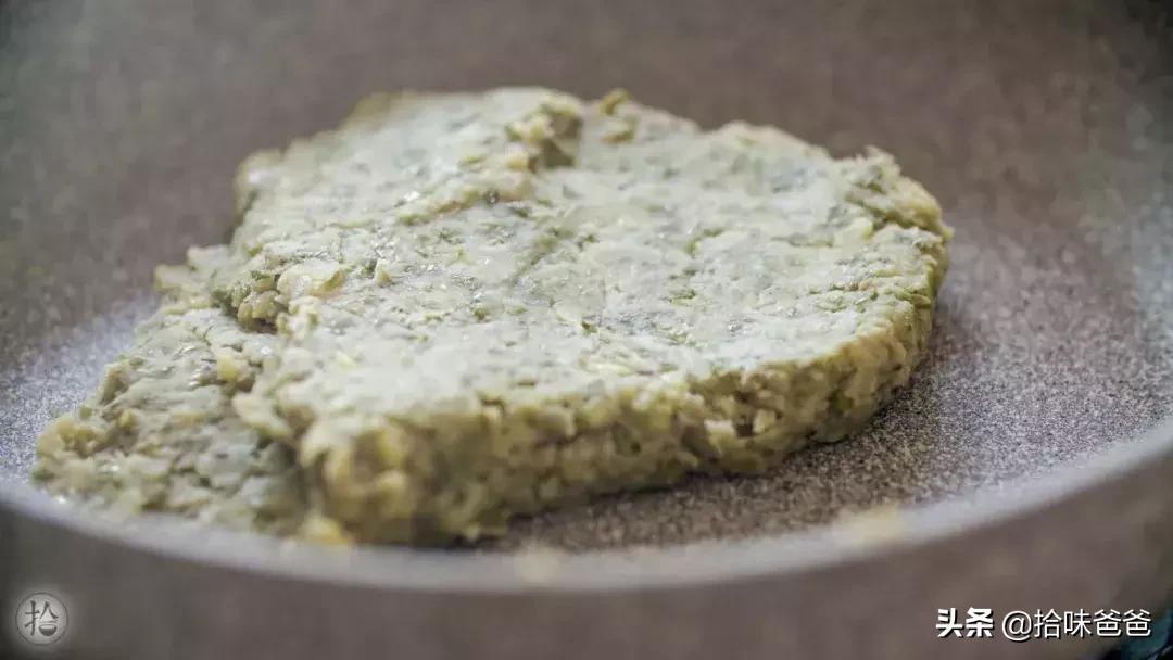 在家也可以做出酥脆的绿豆饼了,在家自制酥皮冰绿豆饼不用烤箱