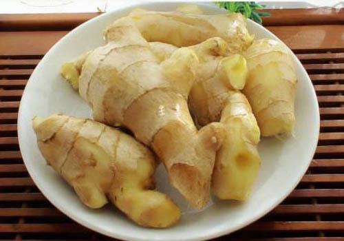 白酒泡生姜对白癜风药有效果吗,白癜风初期可以用生姜泡脚吗