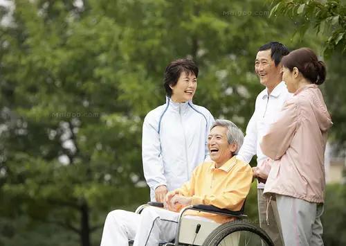 颤抖的手让人心酸,经历的辛酸只有自己懂
