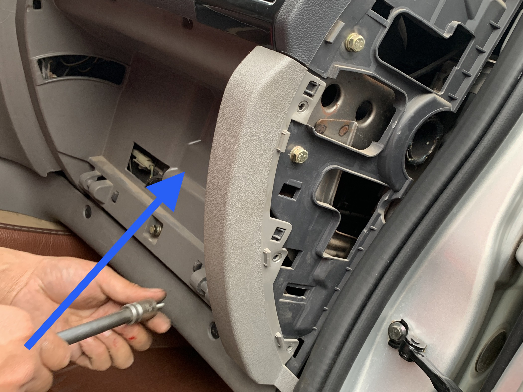 汽车雨刷器卡住了,雨刷臂压不住玻璃