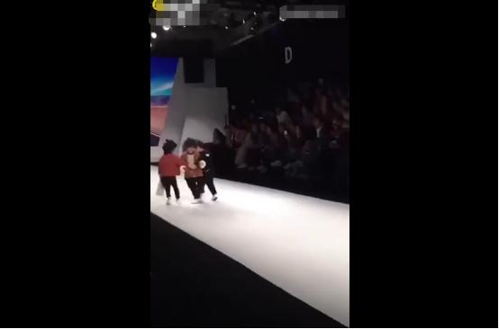 童模走路正确迈步姿势,童模最不缺的就是自信