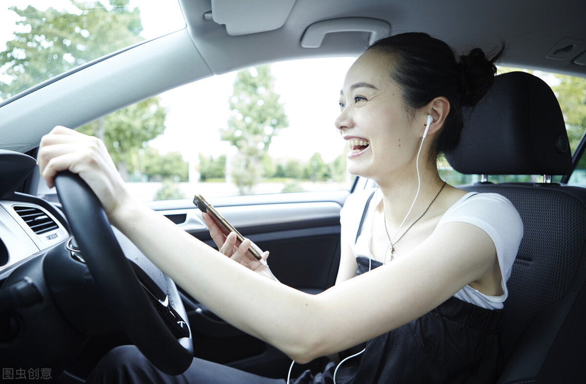 一听“赛道”两字,年轻人精神为之一振,买到了心仪的家庭轿车